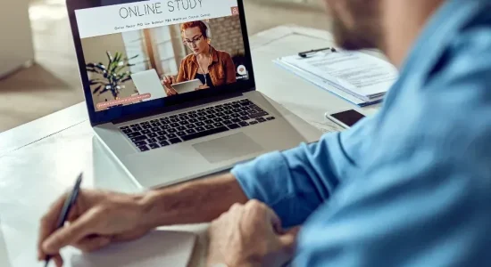 5 motivos para fazer uma pos graduacao a distancia homem estudando faveni