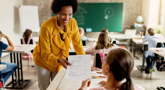Qual pós-graduação fazer se você se interessa por pedagogia | professora aluno | Faveni