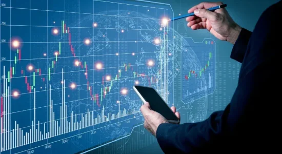Como uma pós em marketing pode melhorar um profissional| Homem vendo ações | FAVENI