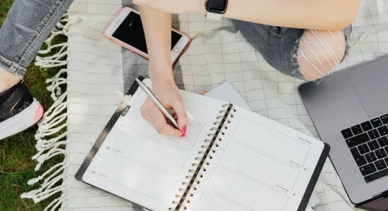 Conheca as maiores diferencas entre a pos graduacao online e presencial estudando ao ar livre