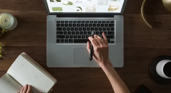 Conheca as vantagens de fazer uma pos graduacao EAD pessoa digitando faveni
