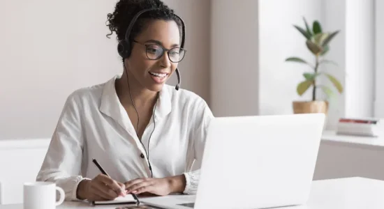 cursar pós-graduação à distância | Foto de mulher sorrindo enquanto estuda em casa | FAVENI