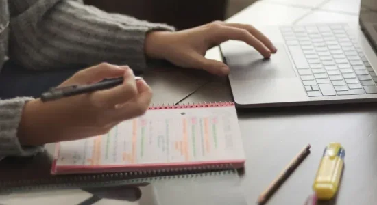 Dicas para escolher o curso de pos graduacao ideal pessoa escrevendo faveni