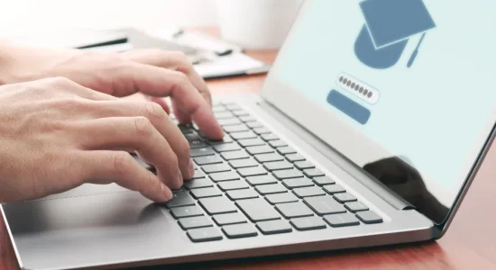 Ensino à distância: como manter o foco? | Foto de uma pessoa acessando uma plataforma de ensino online | FAVENI
