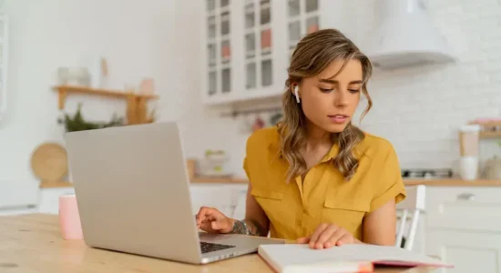 Pós graduação EAD: como se concentrar | mulher concentrada | Faveni
