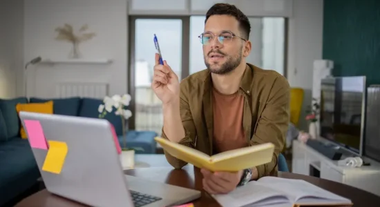 Interação acadêmica na pós-graduação EaD: saiba mais sobre | Homem estudando em casa | FAVENI