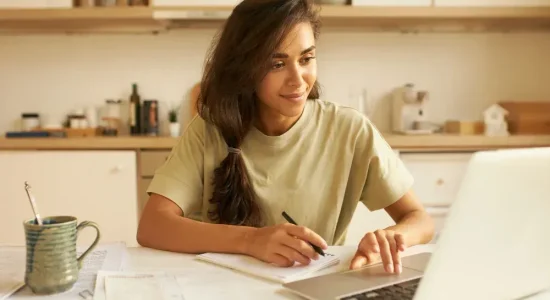 Dicas para quem vai iniciar uma pós-graduação à distância | estudante mulher concentrada | Faveni