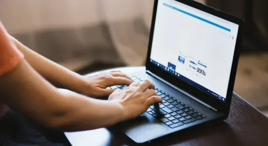 Locais onde atuam enfermeiros | Pessoa digitando no computador | FAVENI