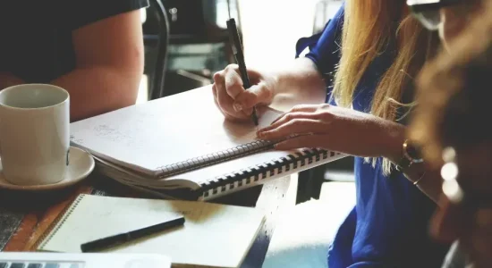 MBA ou especializacao qual escolher pessoas estudando faveni