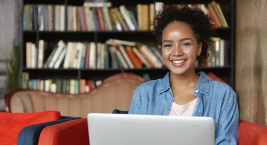 Pós-graduação em ciências humanas: um leque de possibilidades | Estudante na biblioteca| Faveni