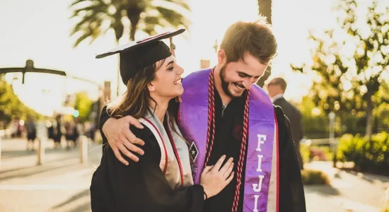 Entenda as diferenças entre graduação e pós-graduação online.