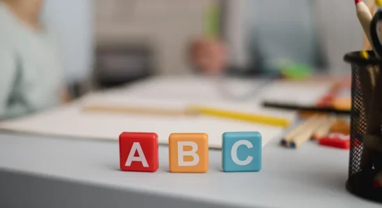 Pós EaD em Alfabetização: quais são as opções? | Foto de três peças coloridas com as letras A B C | FAVENI