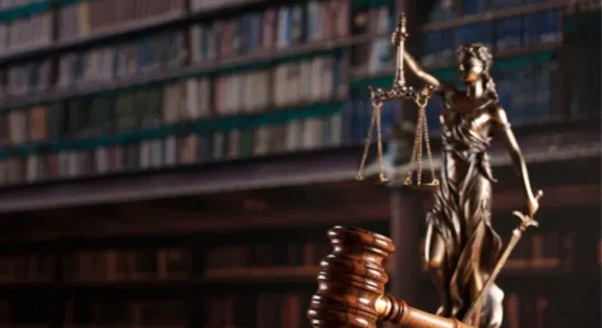 Pos graduacao em direito dicas de cursos balanca da justica e malhete faveni