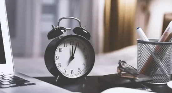Redução de custos em pós online | Relógio | FAVENI