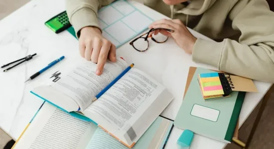 Saiba como decidir entre uma pós-graduação on-line e presencial