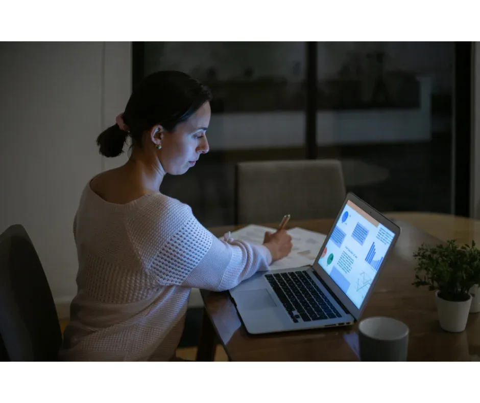 Pós-graduação online: 6 motivos para investir nesse curso | Foto de mulher em casa estudando online a noite | FAVENI