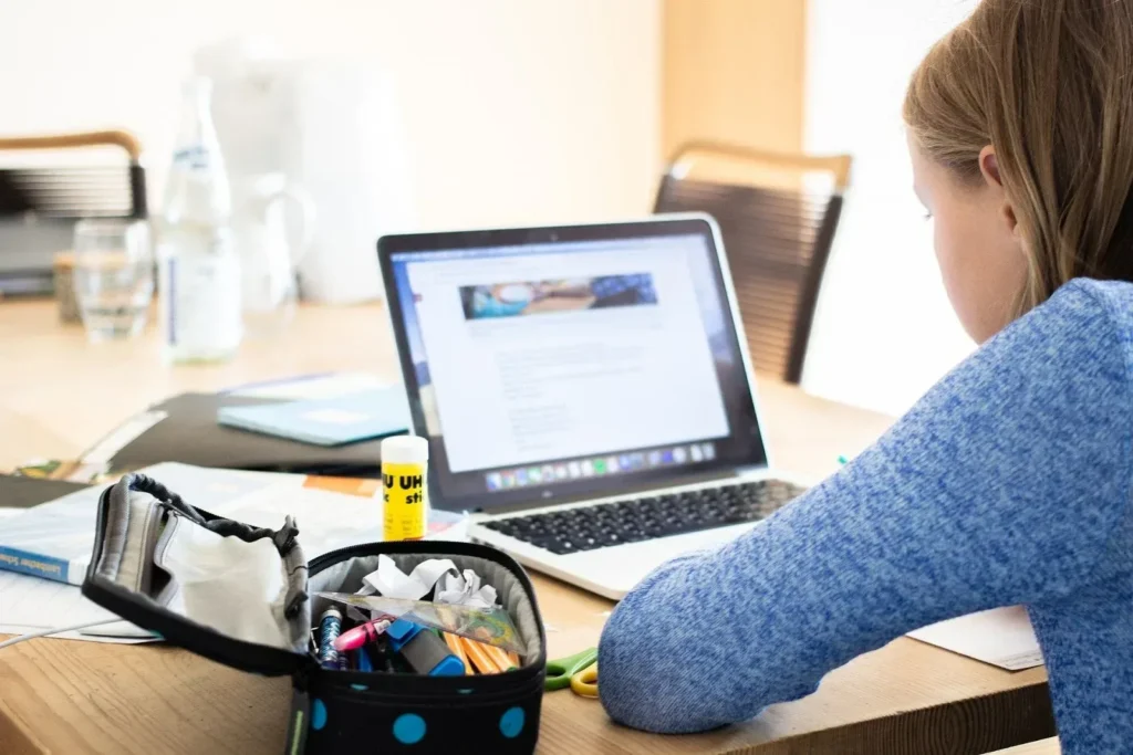 Ter um ambiente de estudo em casa é fundamental para aproveitar a pós-graduação EAD.