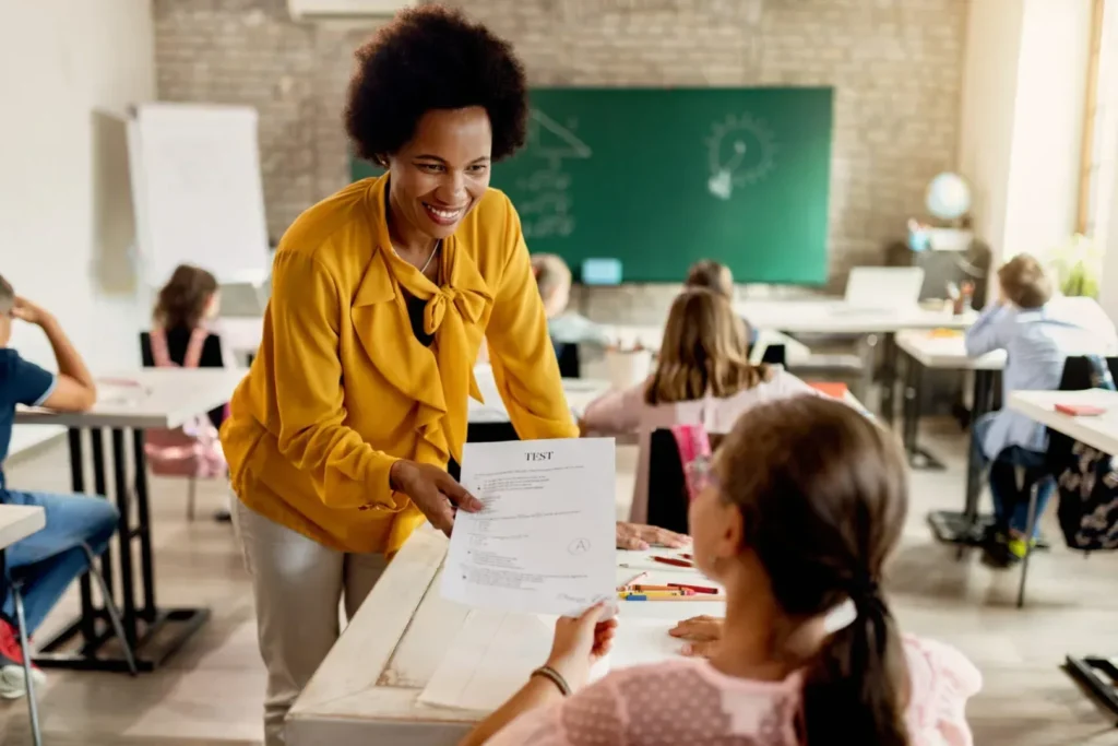 Qual pós-graduação fazer se você se interessa por pedagogia | professora aluno | Faveni