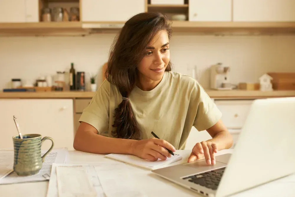 Dicas para quem vai iniciar uma pós-graduação à distância | estudante mulher concentrada | Faveni