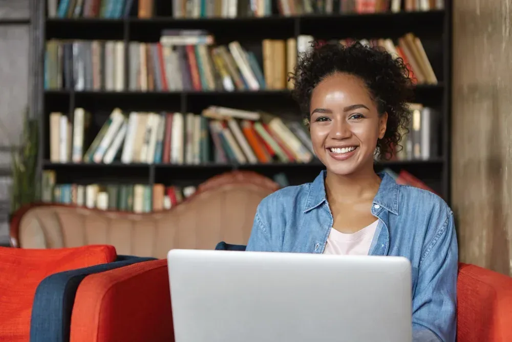 Pós-graduação em ciências humanas: um leque de possibilidades | Estudante na biblioteca| Faveni